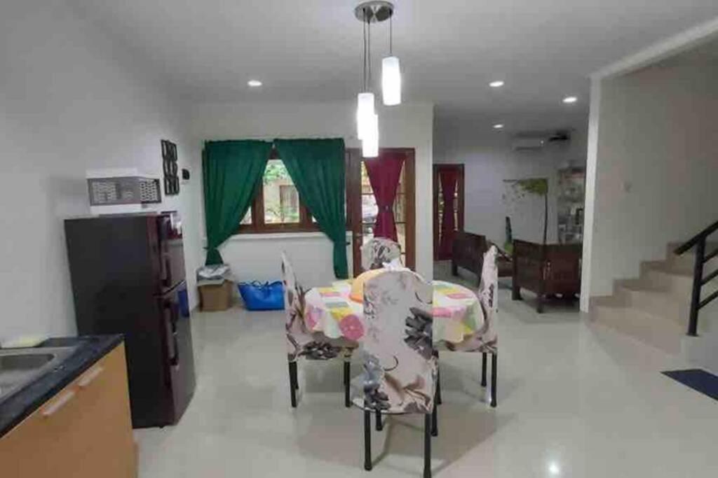 Awana Dream Whole Villa, 4bedroom 10pax , 5min To Alun Alun, Kraton, Malioboro Bdc